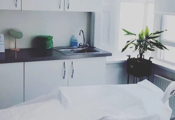 Glow beauty centre Right Banner