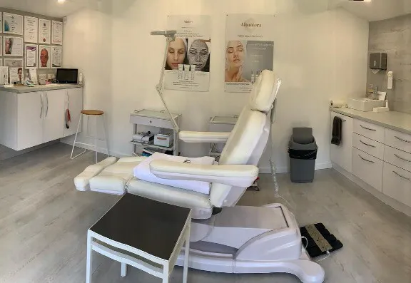 Emma Lee Aesthetics Left Banner