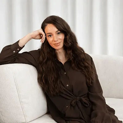 victoria-russellakselberg-main.webp thumbnail loading=